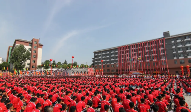 河南嵩山少林学校上学带学武术一年学费多少钱贵不贵？