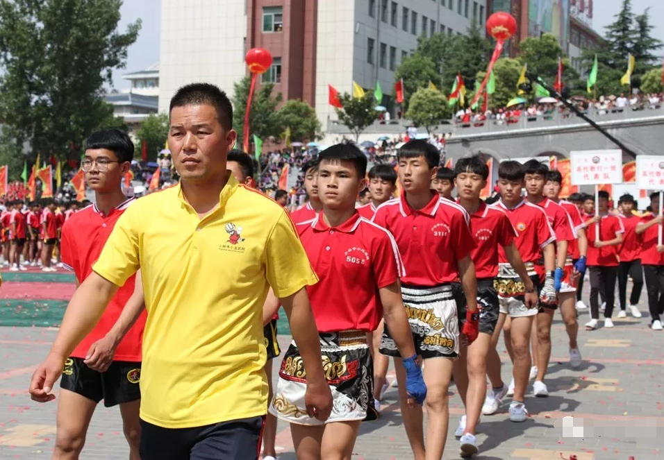 河南嵩山少林文武学校学费多少一年呢？学武术去哪里好？