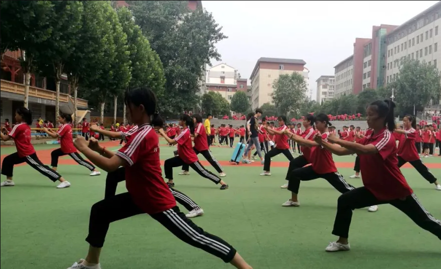 河南嵩山少林武校招收女学生吗？女生适合学武术吗？